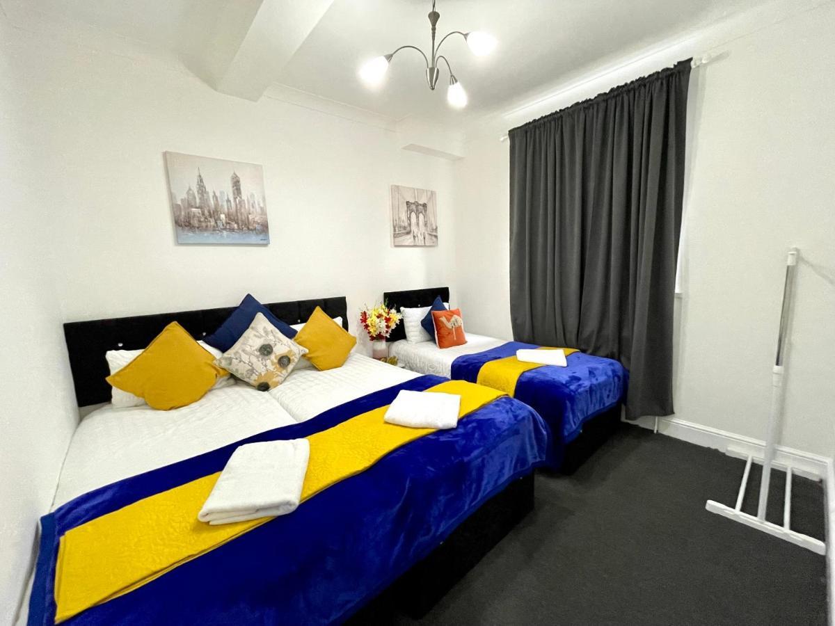 4 Bedrooms House, 3 Bathrooms , Separate Reception, Full Kitchen, Garden, Parking Casa de férias