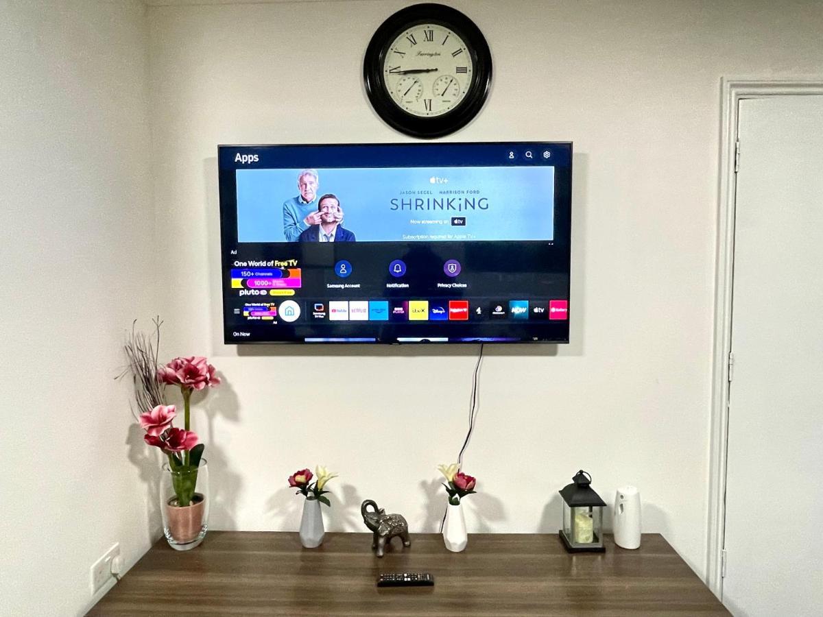 Casa de férias 4 Bedrooms House, 3 Bathrooms , Separate Reception, Full Kitchen, Garden, Parking Londres