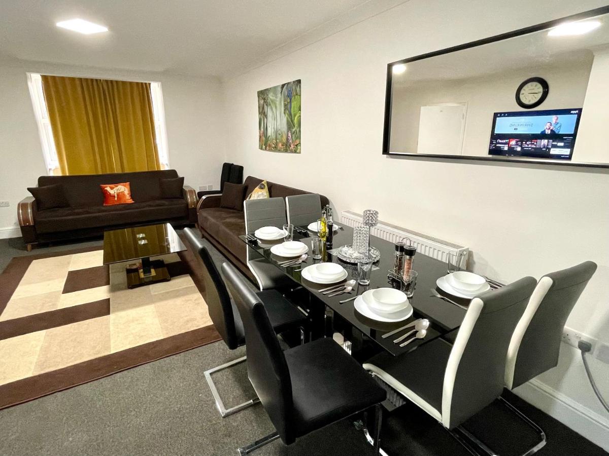4 Bedrooms House, 3 Bathrooms , Separate Reception, Full Kitchen, Garden, Parking Casa de férias