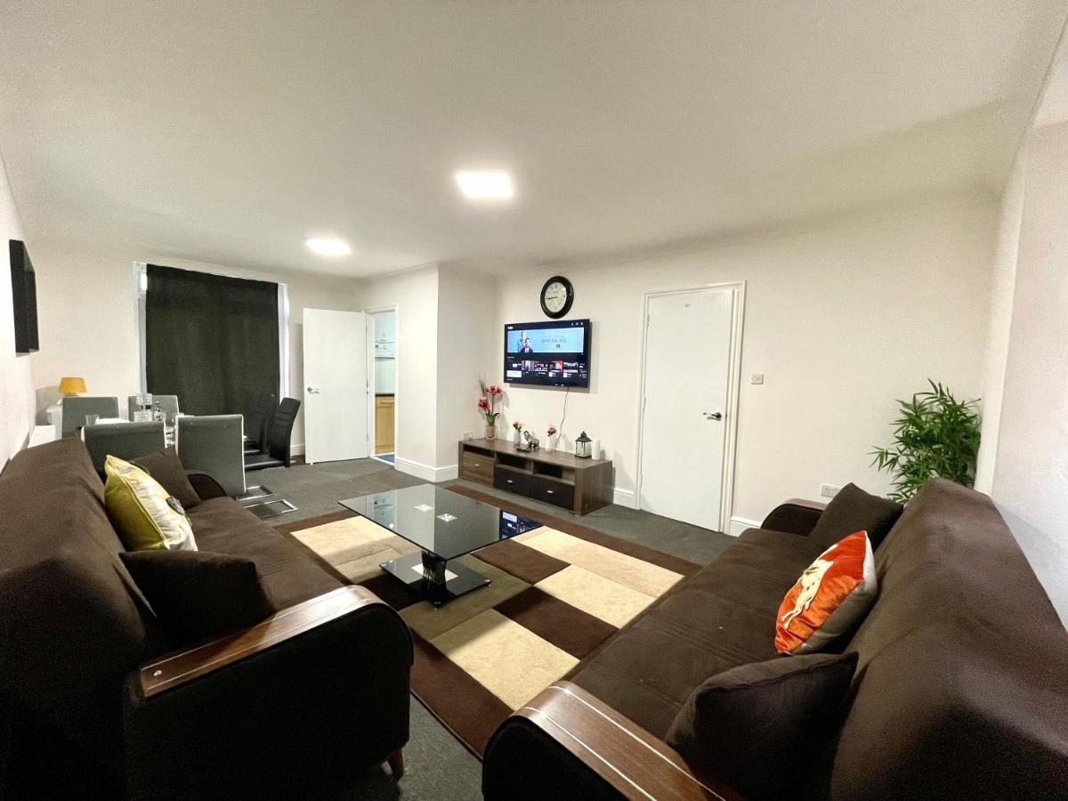 Casa de férias 4 Bedrooms House, 3 Bathrooms , Separate Reception, Full Kitchen, Garden, Parking *
