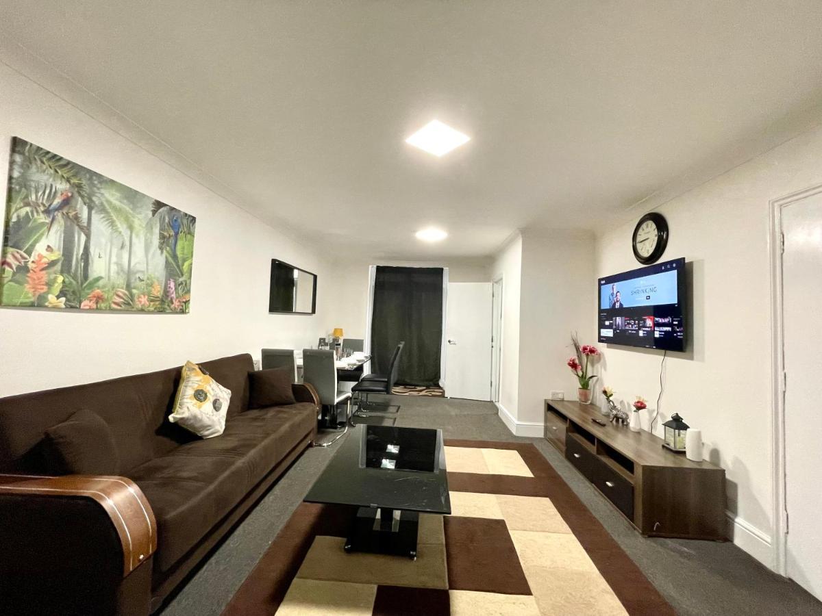 Casa de férias 4 Bedrooms House, 3 Bathrooms , Separate Reception, Full Kitchen, Garden, Parking *