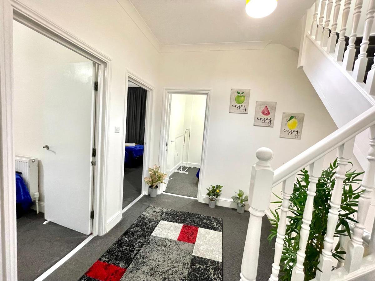 4 Bedrooms House, 3 Bathrooms , Separate Reception, Full Kitchen, Garden, Parking Casa de férias Londres