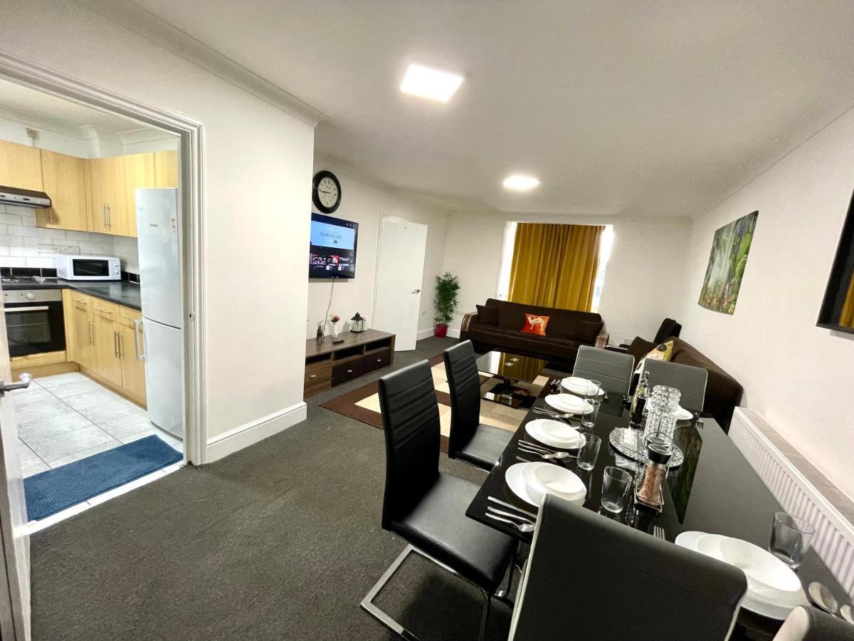 4 Bedrooms House, 3 Bathrooms , Separate Reception, Full Kitchen, Garden, Parking