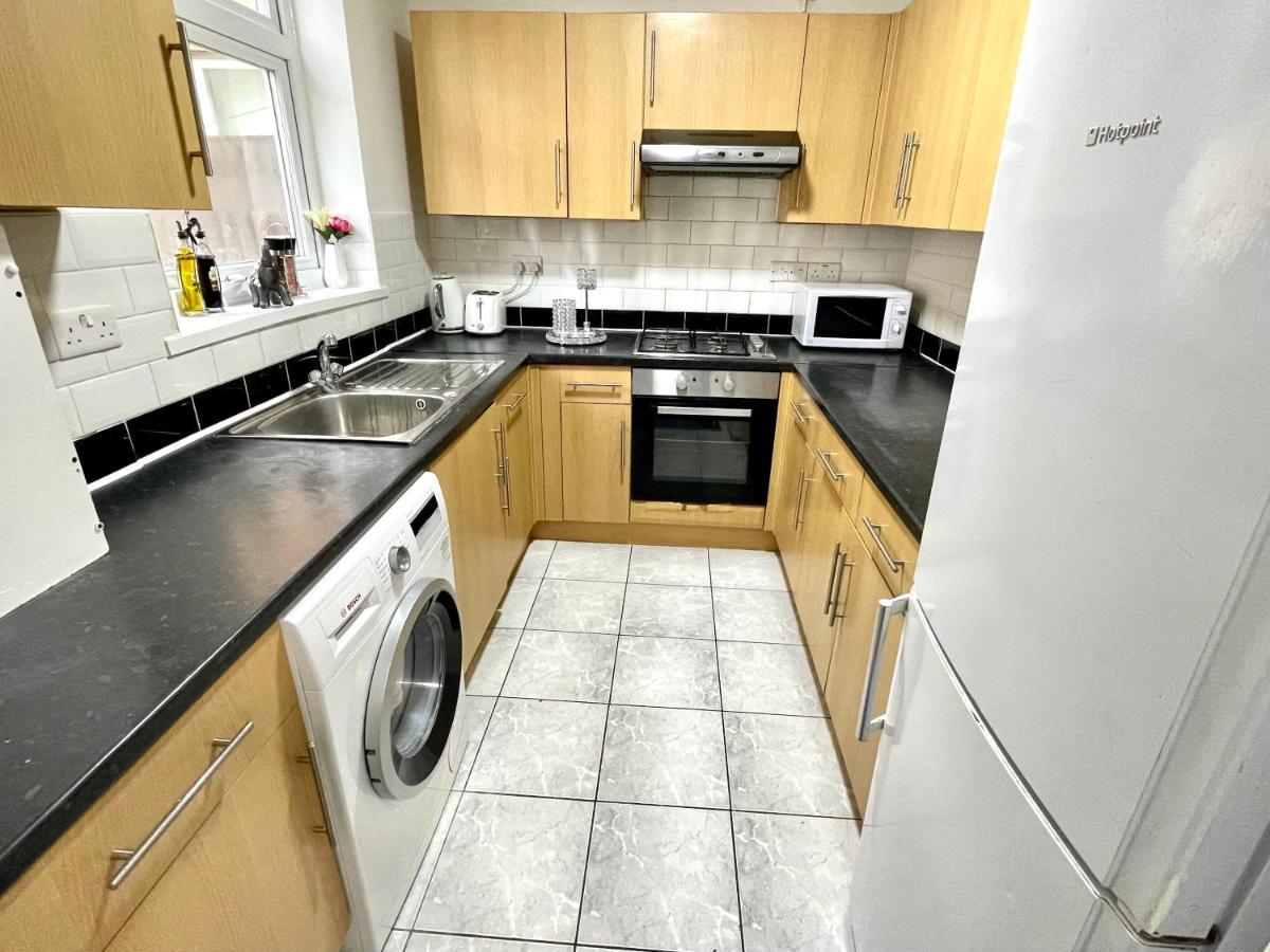 Casa de férias 4 Bedrooms House, 3 Bathrooms , Separate Reception, Full Kitchen, Garden, Parking