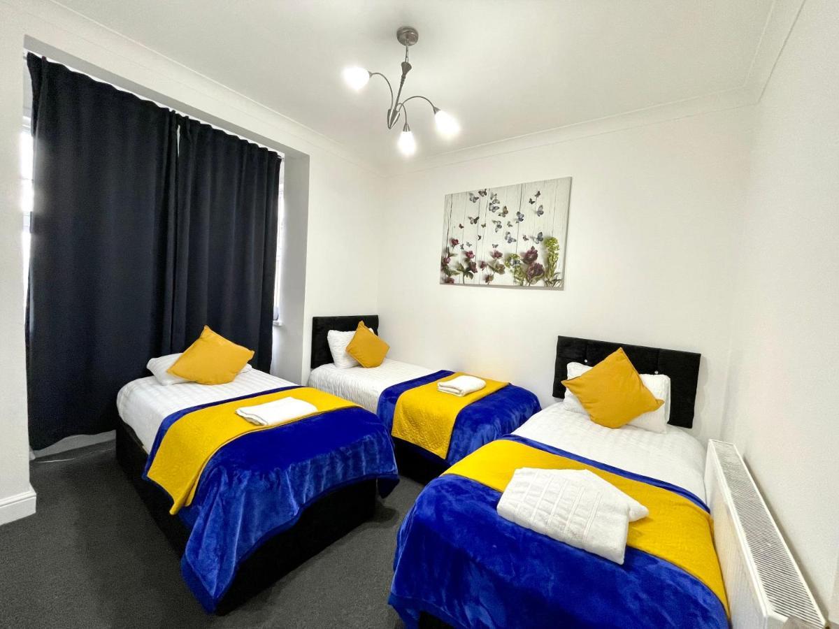 4 Bedrooms House, 3 Bathrooms , Separate Reception, Full Kitchen, Garden, Parking