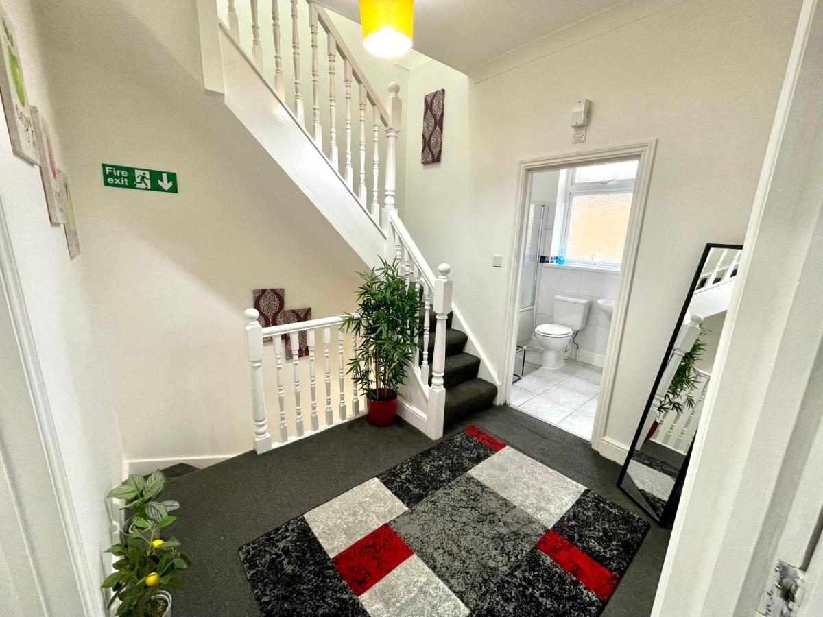 Casa de férias 4 Bedrooms House, 3 Bathrooms , Separate Reception, Full Kitchen, Garden, Parking