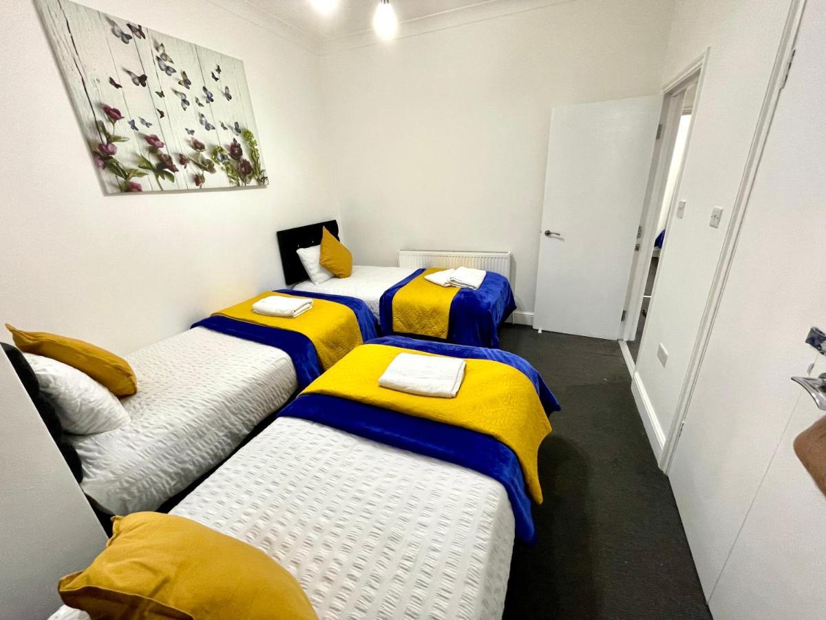 Casa de férias 4 Bedrooms House, 3 Bathrooms , Separate Reception, Full Kitchen, Garden, Parking *