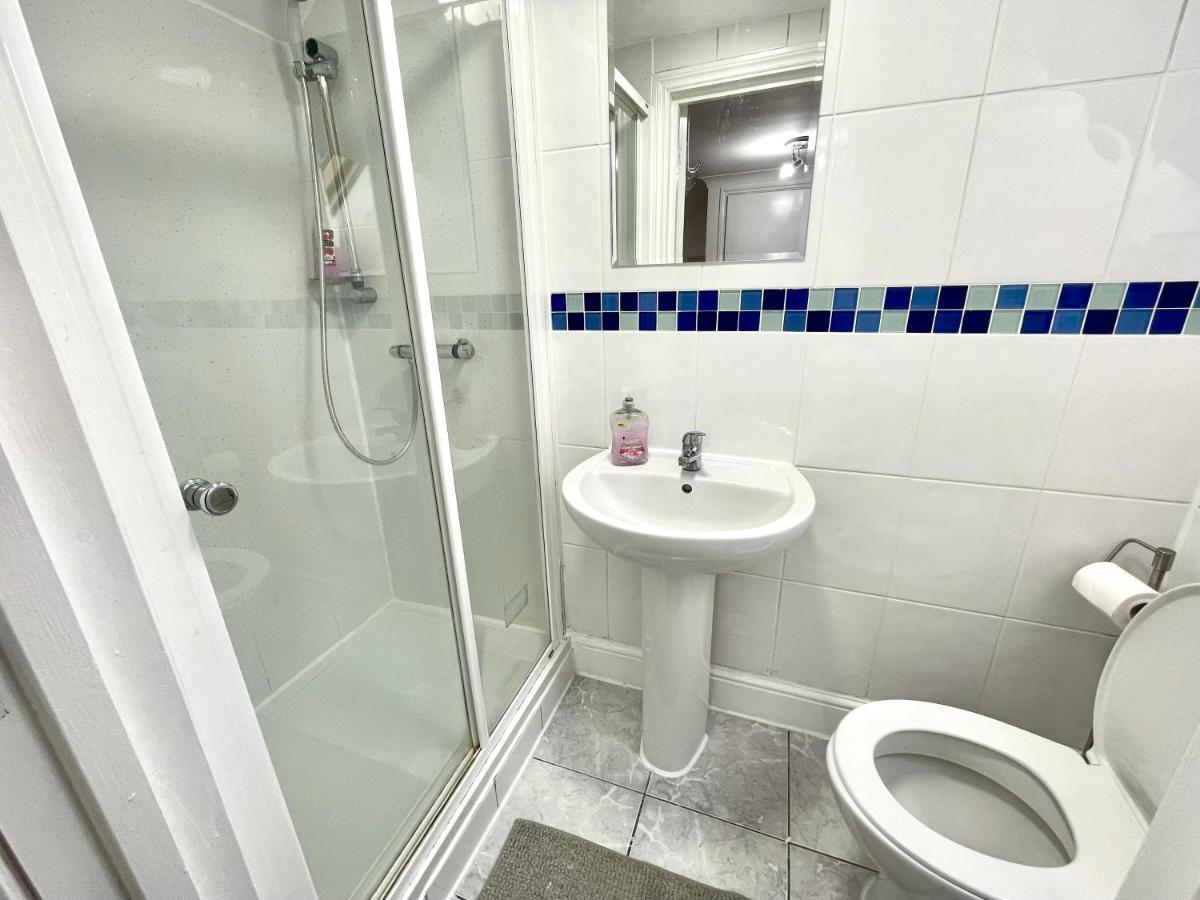 Casa de férias 4 Bedrooms House, 3 Bathrooms , Separate Reception, Full Kitchen, Garden, Parking