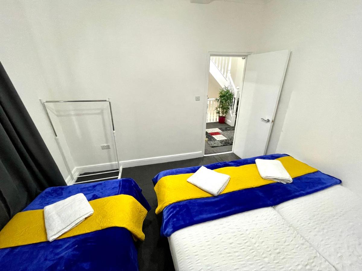 4 Bedrooms House, 3 Bathrooms , Separate Reception, Full Kitchen, Garden, Parking Casa de férias