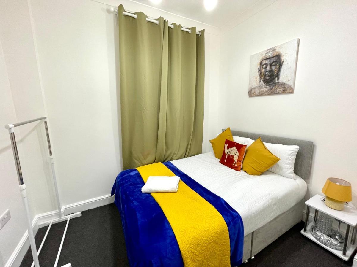 4 Bedrooms House, 3 Bathrooms , Separate Reception, Full Kitchen, Garden, Parking Casa de férias *
