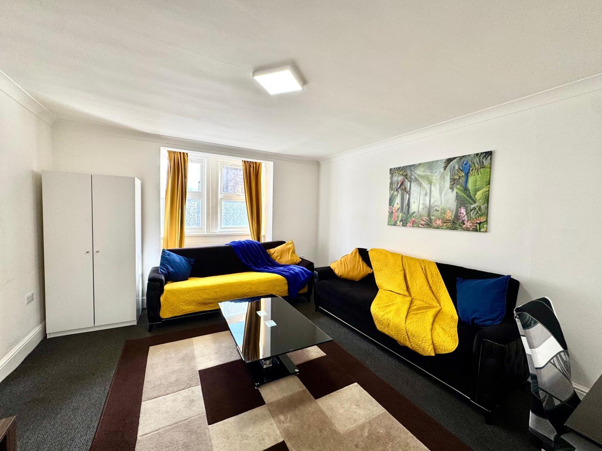 Casa de férias 4 Bedrooms House, 3 Bathrooms , Separate Reception, Full Kitchen, Garden, Parking