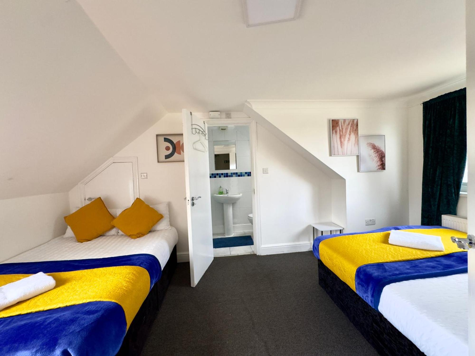 Casa de férias 4 Bedrooms House, 3 Bathrooms , Separate Reception, Full Kitchen, Garden, Parking Londres