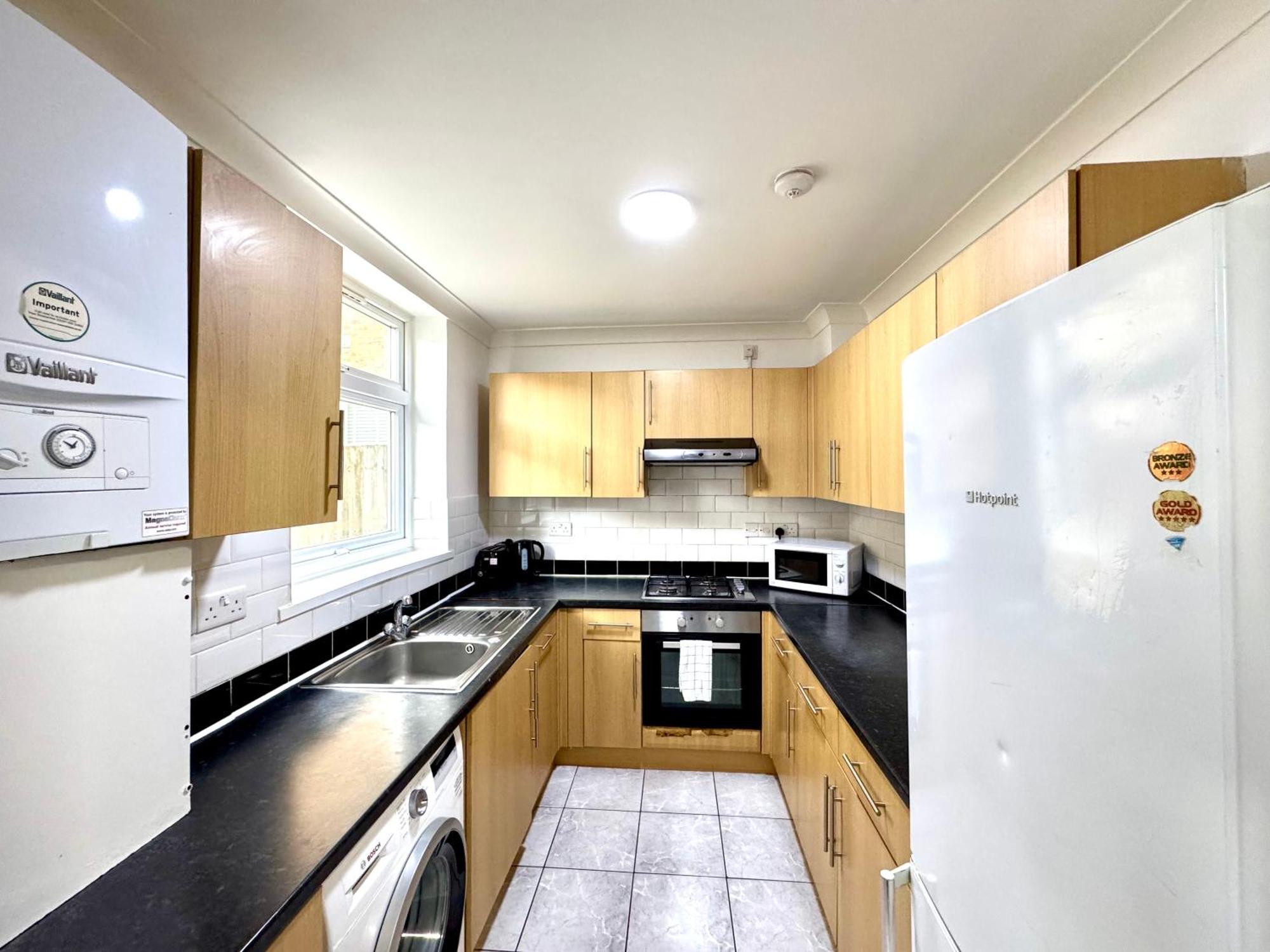 4 Bedrooms House, 3 Bathrooms , Separate Reception, Full Kitchen, Garden, Parking Casa de férias