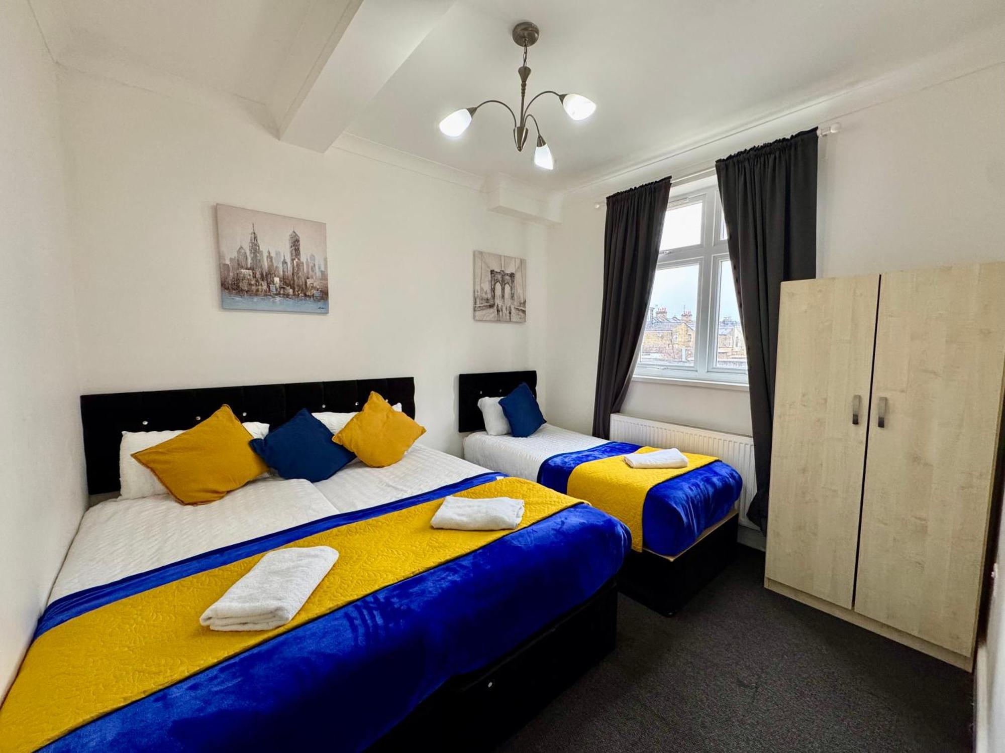 Casa de férias 4 Bedrooms House, 3 Bathrooms , Separate Reception, Full Kitchen, Garden, Parking *