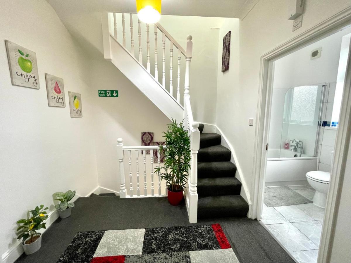 4 Bedrooms House, 3 Bathrooms , Separate Reception, Full Kitchen, Garden, Parking Hébergement de vacances Londres